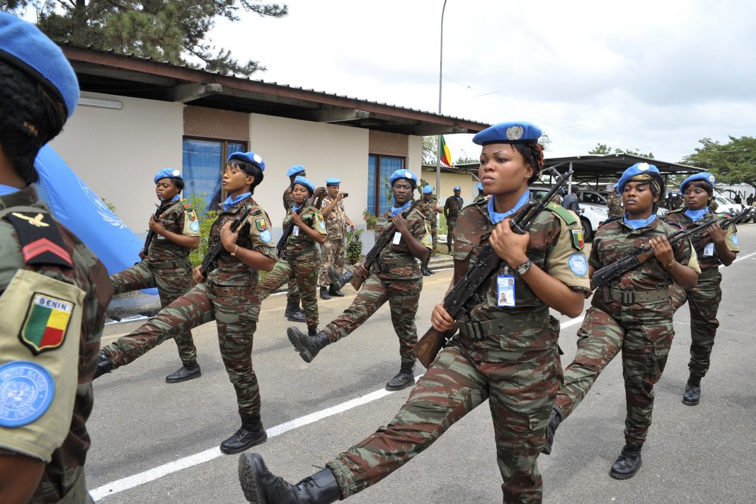 Crédit photo : parade pour honorer le service du 15e contingent de Casques bleus béninois dans l'ONUCI (UN Photo/Hien Macline/2012)