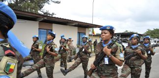 Crédit photo : parade pour honorer le service du 15e contingent de Casques bleus béninois dans l'ONUCI (UN Photo/Hien Macline/2012)