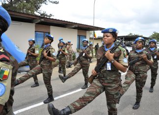 Crédit photo : parade pour honorer le service du 15e contingent de Casques bleus béninois dans l'ONUCI (UN Photo/Hien Macline/2012)