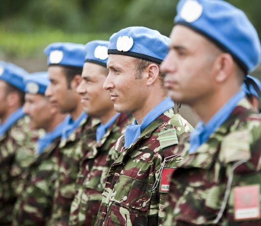 Les opérations de paix du Maroc : un axe majeur de la politique extérieur du pays Casques bleus marocains déployés au sein de la BINUCA en République centrafricaine (Bangui - août 2014. UN Photo/Catianne Tijerina)