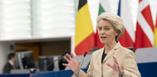 Photo de couverture : Ursula von der Leyen qui s’exprime en session plénière devant le Parlement européen le 14 décembre 2022 – crédit : European Parliament via Flickr.