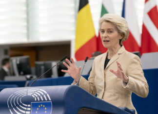 Photo de couverture : Ursula von der Leyen qui s’exprime en session plénière devant le Parlement européen le 14 décembre 2022 – crédit : European Parliament via Flickr.