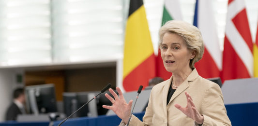 Photo de couverture : Ursula von der Leyen qui s’exprime en session plénière devant le Parlement européen le 14 décembre 2022 – crédit : European Parliament via Flickr.