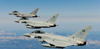 Deux avions de combat Eurofighter saoudiens volant en formation avec un Eurofighter autrichien en 2011