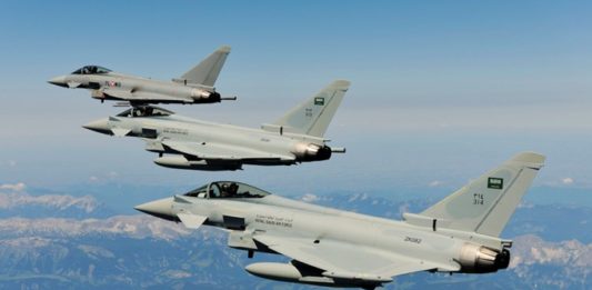 Les exportations d’armes de l’Allemagne : contradictions et ambiguïtés d’une politique revendiquée comme « restrictive et responsable » Deux avions de combat Eurofighter saoudiens volant en formation avec un Eurofighter autrichien en 2011