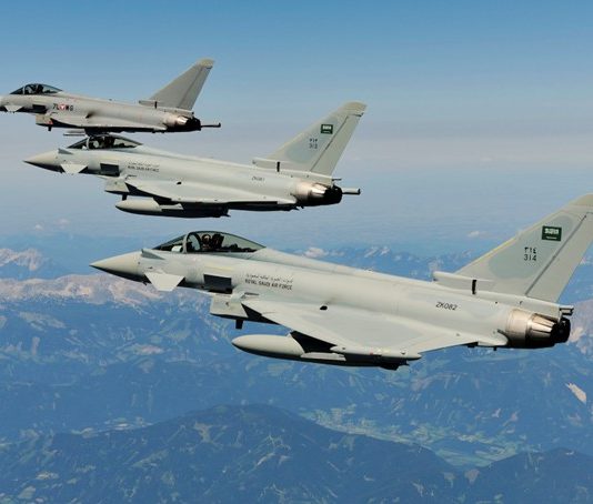 Les exportations d’armes de l’Allemagne : contradictions et ambiguïtés d’une politique revendiquée comme « restrictive et responsable » Deux avions de combat Eurofighter saoudiens volant en formation avec un Eurofighter autrichien en 2011