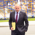 Guerre en Iran : derrière l’illusion de la neutralité, la Belgique au service de l’allié étatsunien ? Photo de couverture : Photo de Théo Francken, à l’époque secrétaire d’État à l’Asile et à la Migration, prise le 6 juillet 2017 – crédit : Arno Mikkor via Wikimedia Commons.