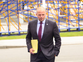 Guerre en Iran : derrière l’illusion de la neutralité, la Belgique au service de l’allié étatsunien ? Photo de couverture : Photo de Théo Francken, à l’époque secrétaire d’État à l’Asile et à la Migration, prise le 6 juillet 2017 – crédit : Arno Mikkor via Wikimedia Commons.