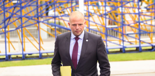 Photo de couverture : Photo de Théo Francken, à l’époque secrétaire d’État à l’Asile et à la Migration, prise le 6 juillet 2017 – crédit : Arno Mikkor via Wikimedia Commons.