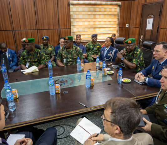 Les frappes « contre-terroristes » de Donald Trump au Nigeria : une logique transactionnelle aux relents impérialistes Visite des représentants de l’US Africa Command (AFRICOM) au Nigeria dans le cadre du renforcement du partenariat sécuritaire entre les deux pays, le 9 février 2026.