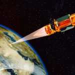 Activités spatiales militaires : tentatives de les encadrer et obstacles à l’évolution de la réglementation existante Image virtuelle d’un laser spatial de l’US Space Command détruisant une cible terrestre – crédit : auteur inconnu via Wikimedia Commons.