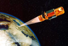 Activités spatiales militaires : tentatives de les encadrer et obstacles à l’évolution de la réglementation existante Image virtuelle d’un laser spatial de l’US Space Command détruisant une cible terrestre – crédit : auteur inconnu via Wikimedia Commons.