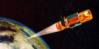 Image virtuelle d’un laser spatial de l’US Space Command détruisant une cible terrestre – crédit : auteur inconnu via Wikimedia Commons.