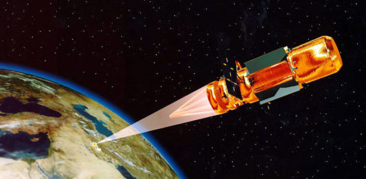 Activités spatiales militaires : tentatives de les encadrer et obstacles à l’évolution de la réglementation existante Image virtuelle d’un laser spatial de l’US Space Command détruisant une cible terrestre – crédit : auteur inconnu via Wikimedia Commons.