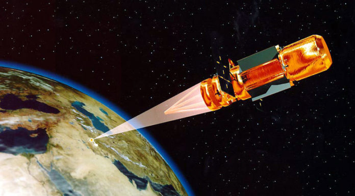 Activités spatiales militaires : tentatives de les encadrer et obstacles à l’évolution de la réglementation existante Image virtuelle d’un laser spatial de l’US Space Command détruisant une cible terrestre – crédit : auteur inconnu via Wikimedia Commons.
