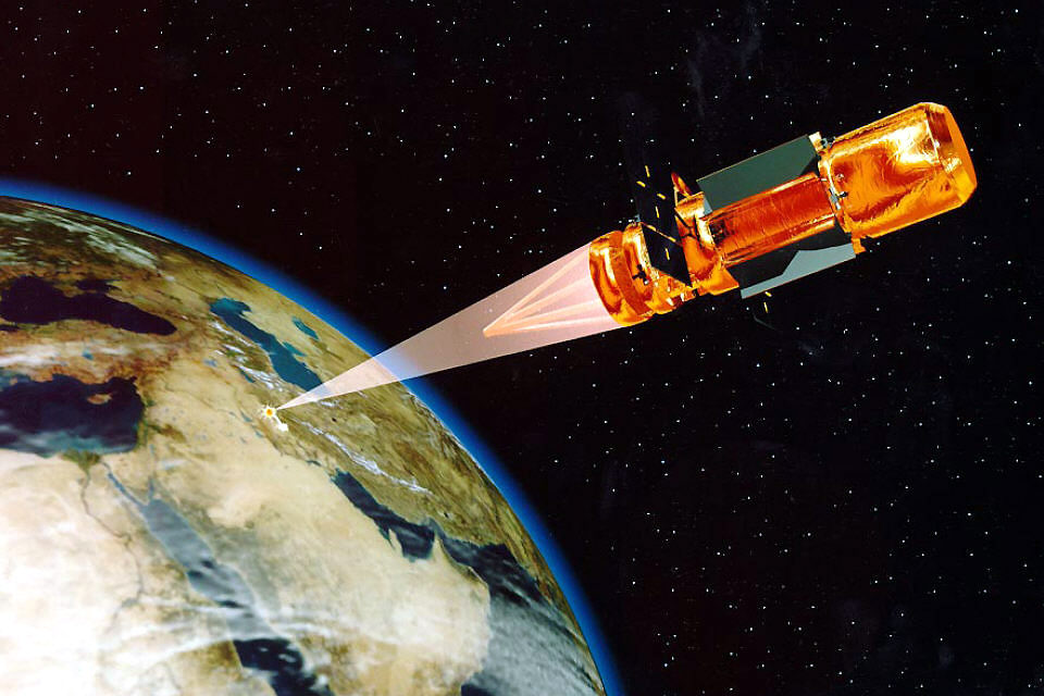 Image virtuelle d’un laser spatial de l’US Space Command détruisant une cible terrestre – crédit : auteur inconnu via Wikimedia Commons.